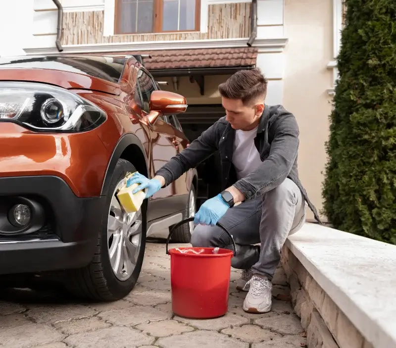 Lavage auto à domicile Marcilly-en-Gault : professionnel intervenant sur un véhicule